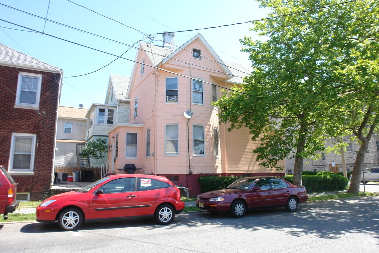 Primary Photo - 459 Johnstone St