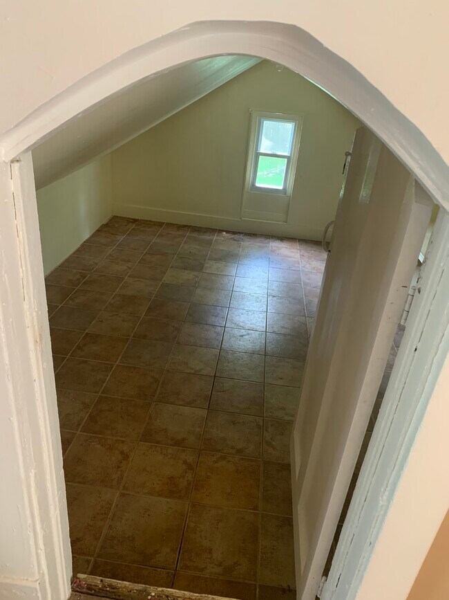 Extra room - 2911 Gideon Ave