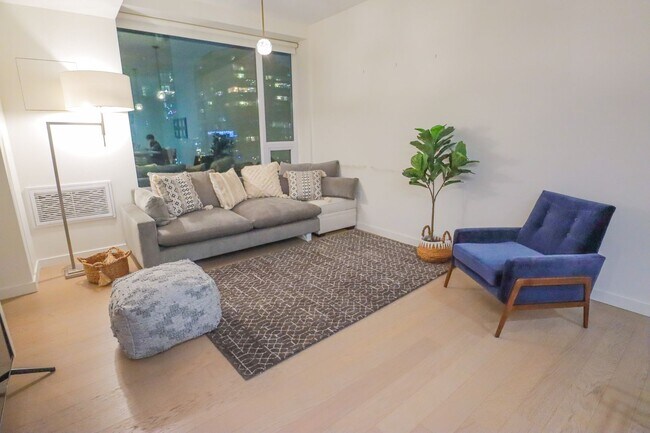 Foto del edificio - Luxurious Jewel high-rise condo unit; FULL...