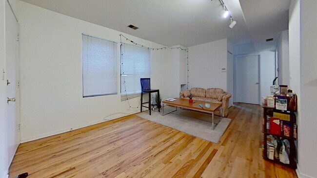 Foto del edificio - 2638 N Wayne Ave