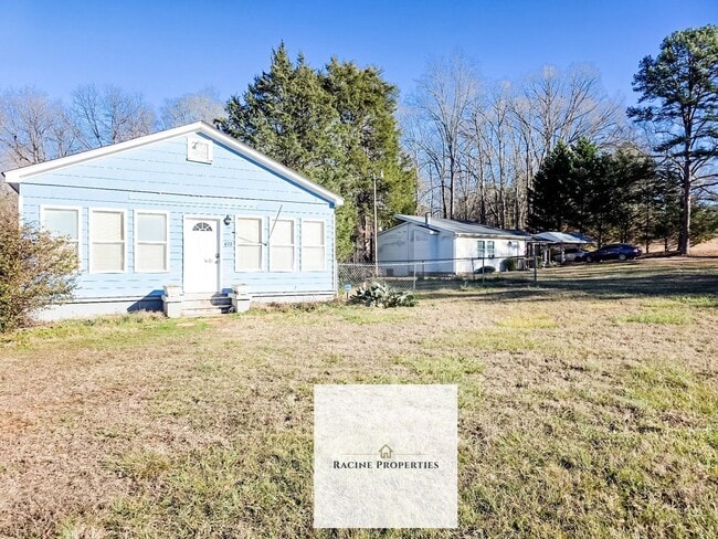 Building Photo - Two Bedroom Home Near Lake Blalock!