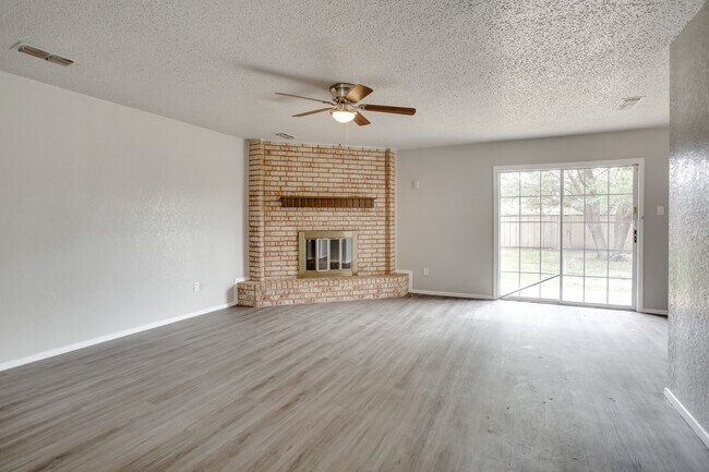 Foto del edificio - Nicely updated 2/1/1 in Frenship