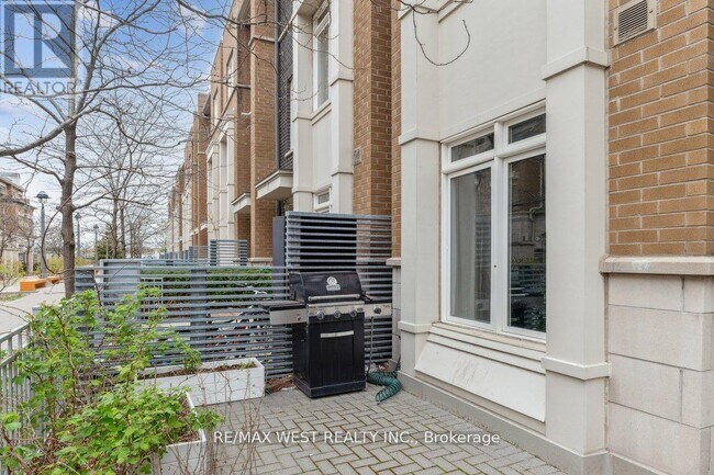 Building Photo - 370 Square One Dr