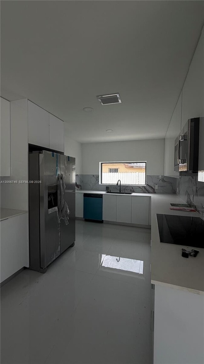 Building Photo - 935 SW 72nd Ave