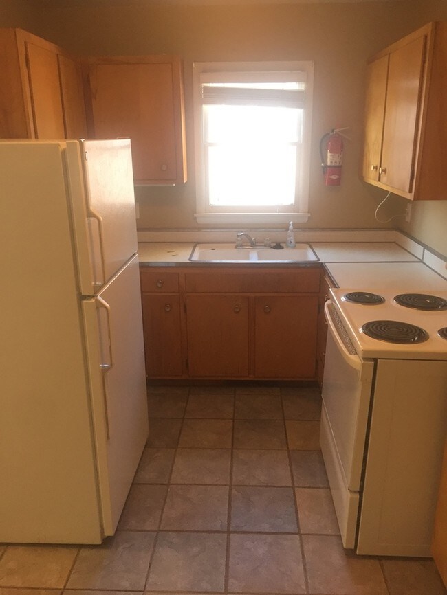 Building Photo - 1 Bedroom $650 utilizes included