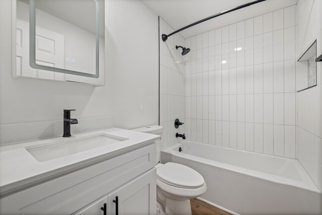 Baño con borde de azulejos - Rosedale Townhomes