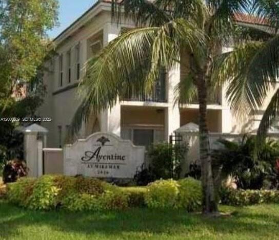 Foto del edificio - 2439 Centergate Dr