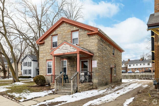 Building Photo - 802 S Main St