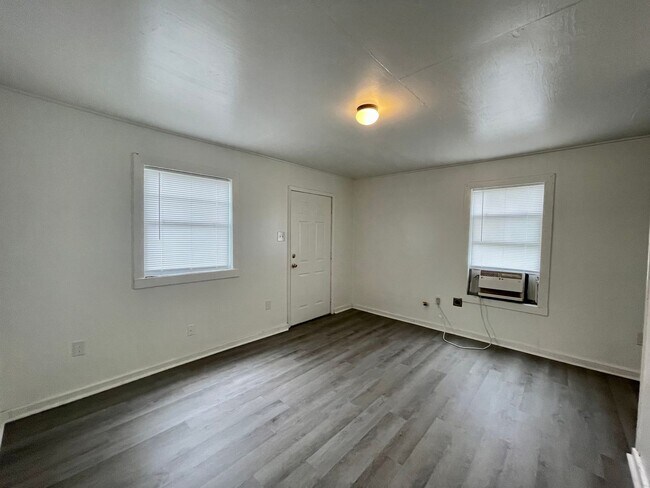 Building Photo - 690-690 1/2 W Irby St