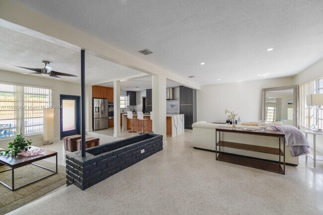 Building Photo - 12520 NE Miami Pl