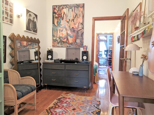 Foto del edificio - 568 Morgan Ave