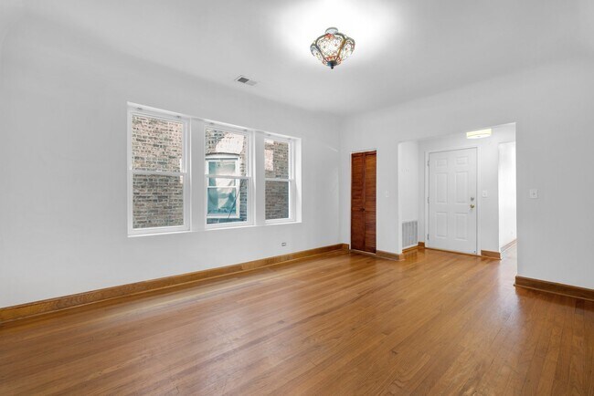 Foto del edificio - 6311 N Oakley Ave