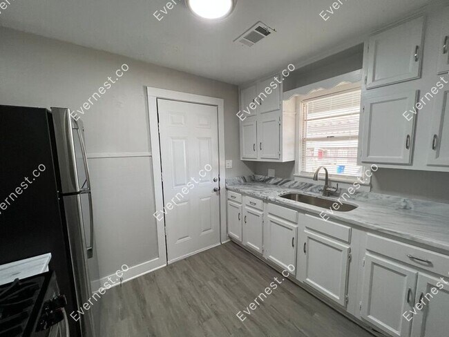 Foto del edificio - 516 W 33rd St