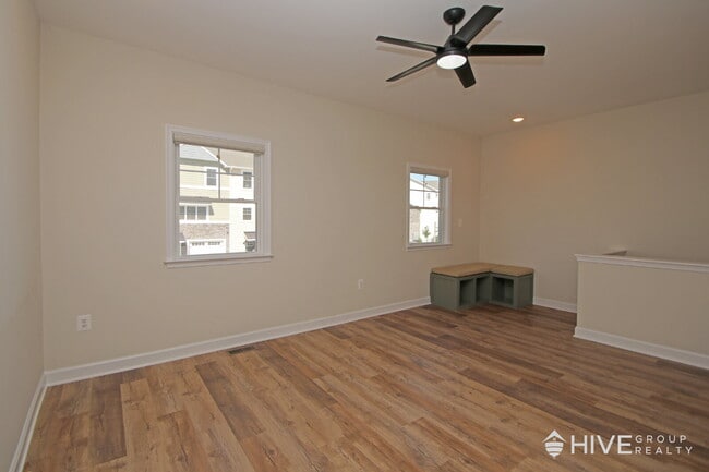 Building Photo - "Impressive 3-Bed Townhouse with Fenced in Backyard!"