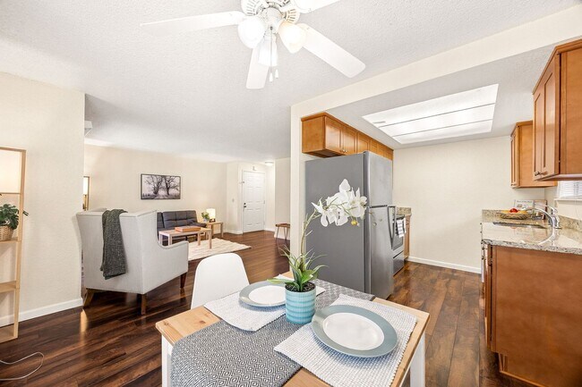 Foto del edificio - Charming 2 bed, 1 bath Lynnwood Condo, $1695/mo.