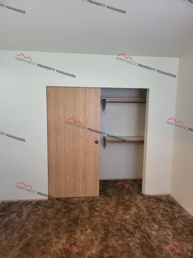 Foto del edificio - STATUS: AVAILABLE   | R80h | $1595.00