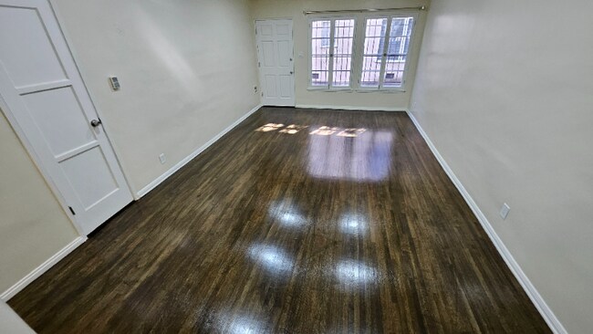 Foto del edificio - 120 N Gale Dr