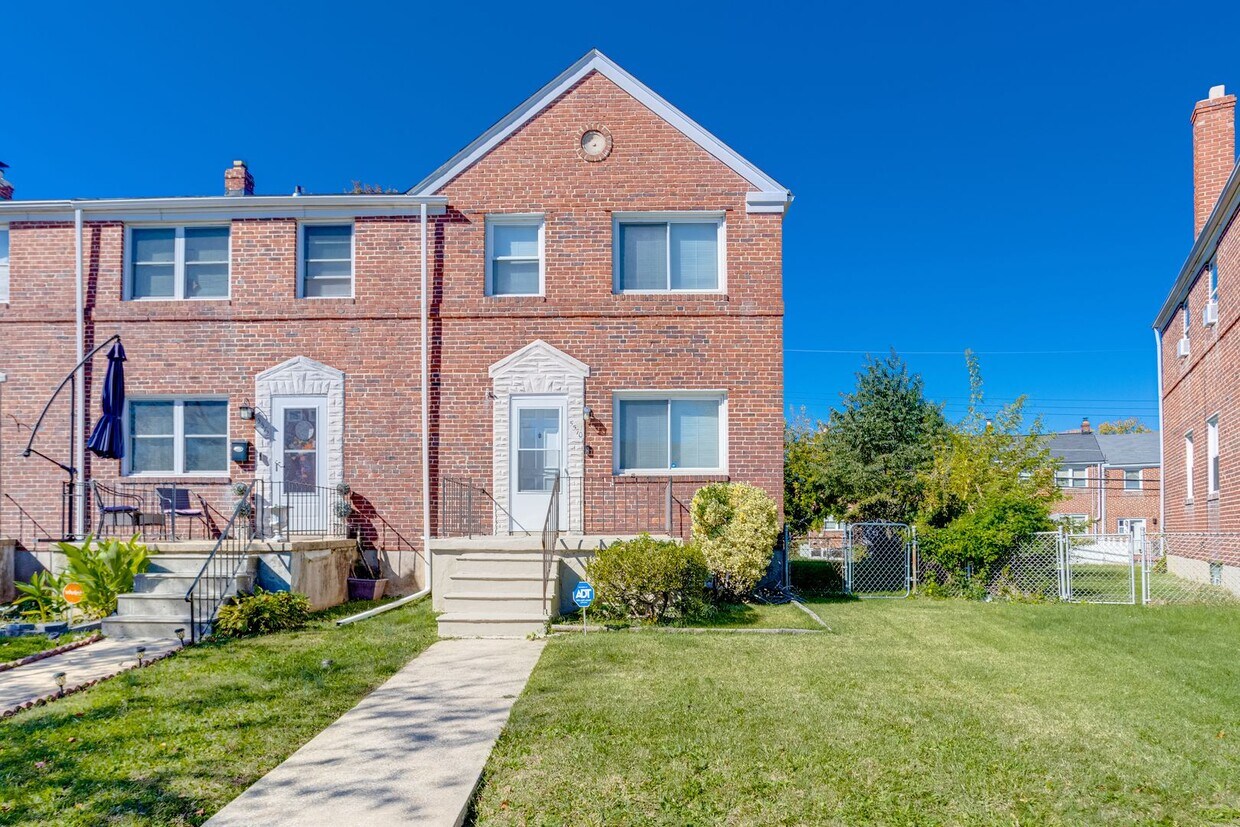 Charming End-Unit Townhome - Charming End-Unit Townhome