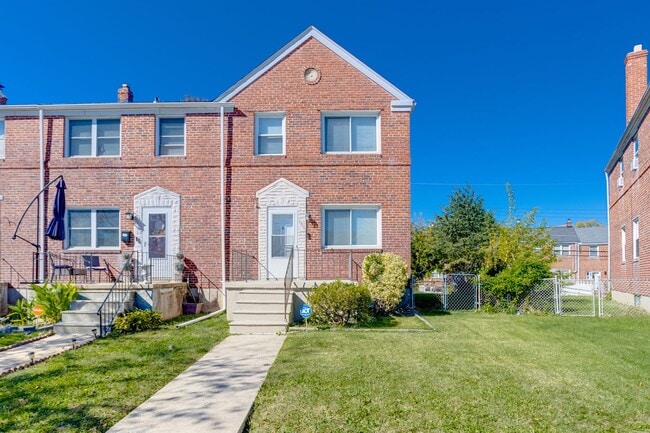 Charming End-Unit Townhome - Charming End-Unit Townhome