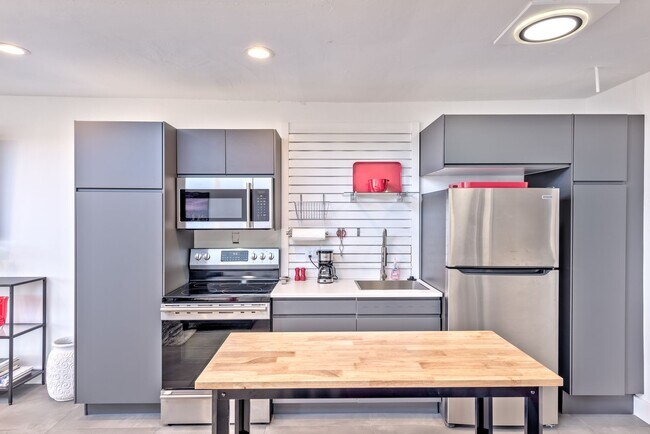 Foto del edificio - BEAUTIFUL 3 BEDROOM IN THE ARTS DISTRICT