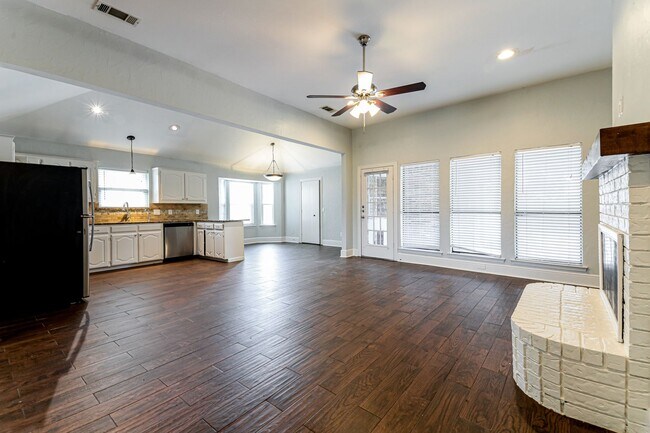 Foto del edificio - 4 BR/3BA | Newly Renovated Single Family Home | Fenced Patio | Private Pool!