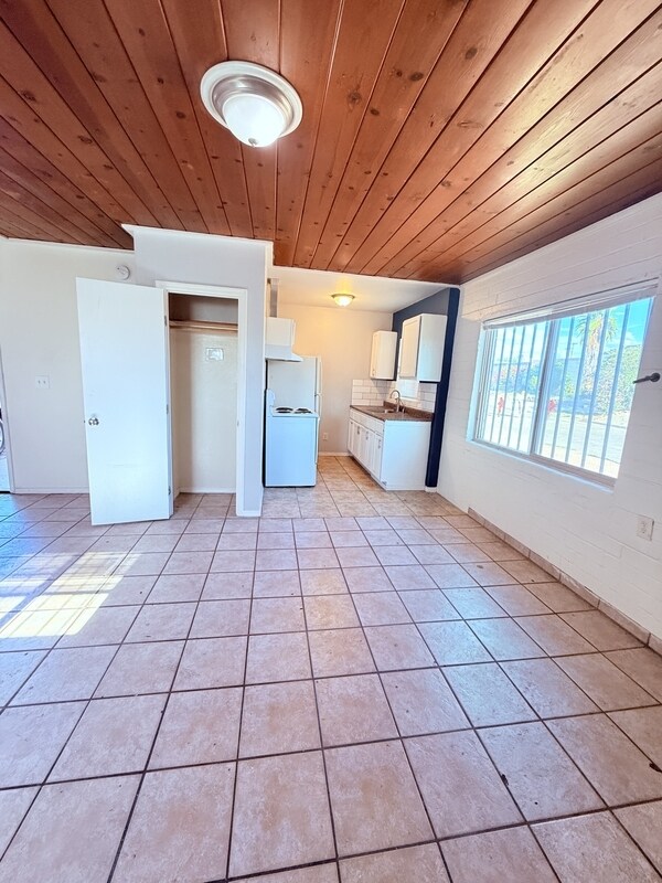 Primary Photo - 232 W Flores St