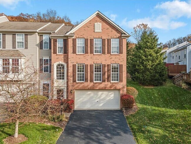 Building Photo - 700 Bush Dr