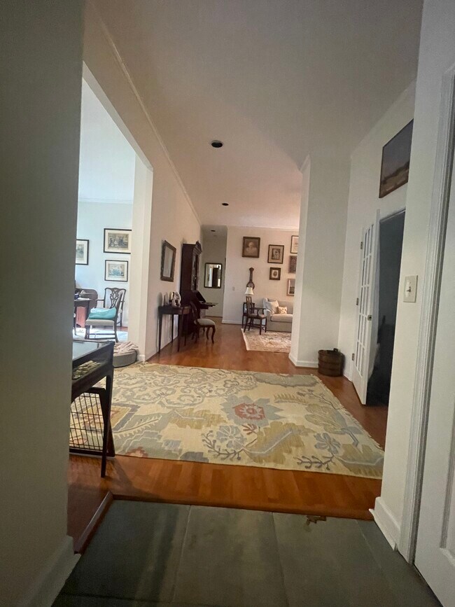 Foto del edificio - 5712 Roland Ave