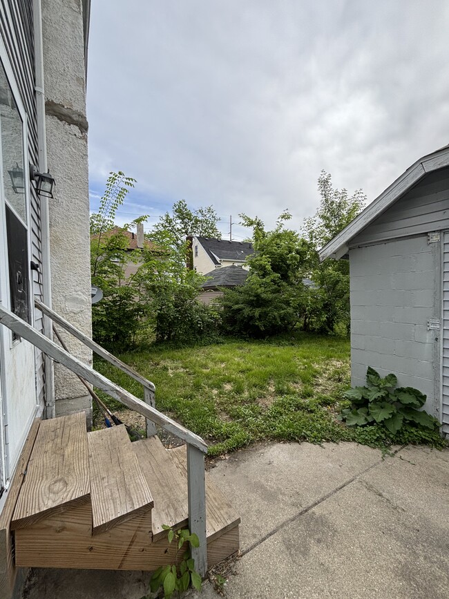 Building Photo - 805 Riverview Ave