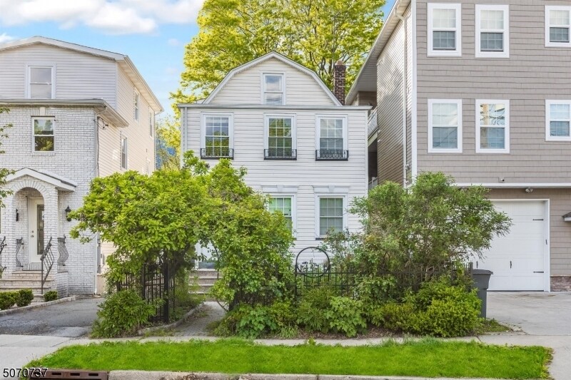 Primary Photo - 102 Broughton Ave