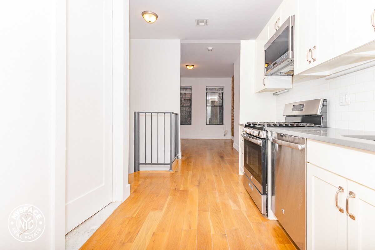 Primary Photo - 253 Stanhope St