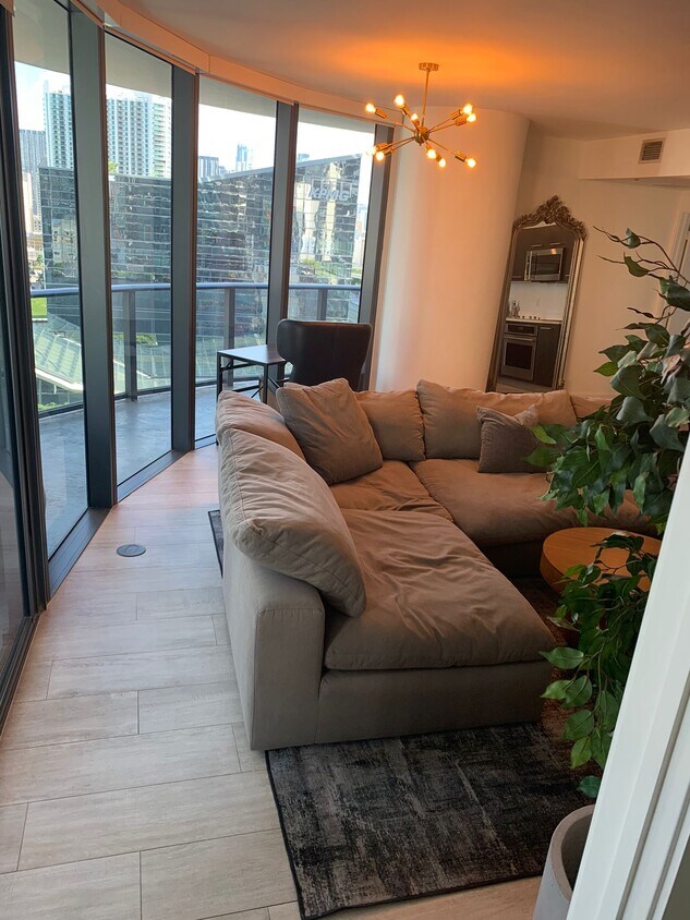 Fully furnished 2 bedroom apartment in Brickell Heights - 45 SW 9th St