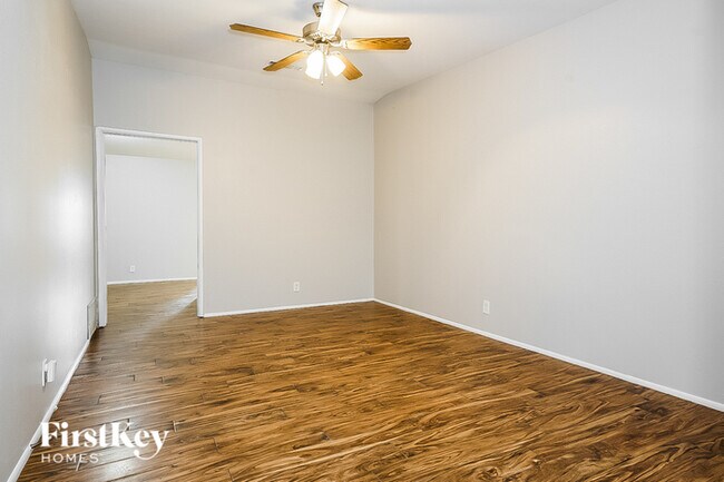 Building Photo - 745 Oakwood Ave