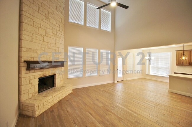 Building Photo - Stunning, 2-Story 4/2.5/2 Residence in Man...