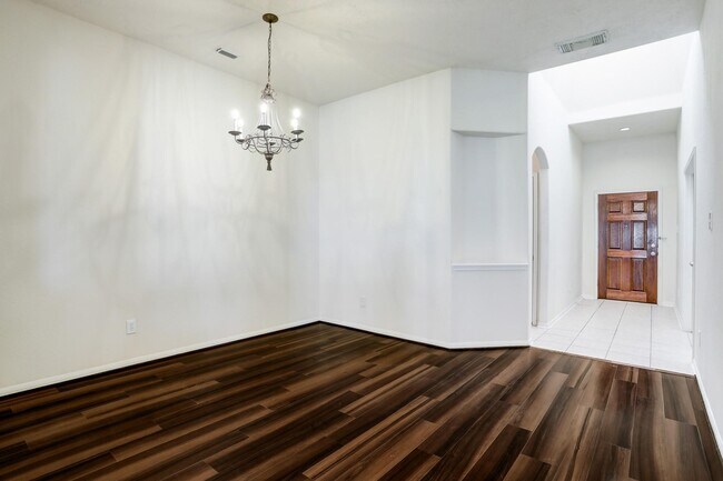 Foto del edificio - 7605 Waterlilly Ln