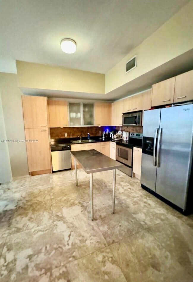 Foto del edificio - 1350 NW 8th Ct