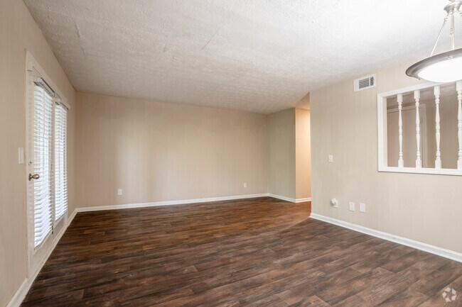 1 dormitorio, 1 baño - 1037 pies cuadrados - Sala de estar - The Crossing at Henderson Mill