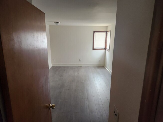 Building Photo - 2 bedroom townhouse for rent