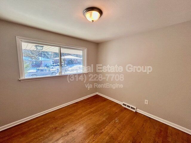 Foto del edificio - 8819 McNulty Dr