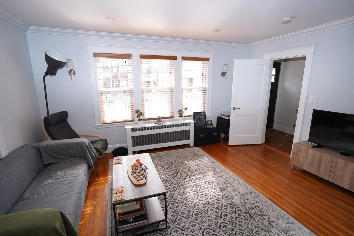 Living Room - 115 Franklin St