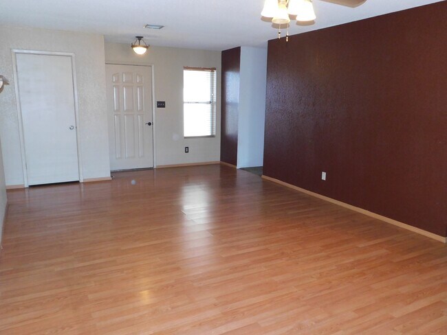 Foto del edificio - 4 BEDROOM HOME IN COLLEGE PARK!