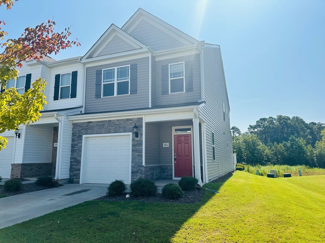 Foto principal - 3 Bedroom END unit Townhome in Clayton