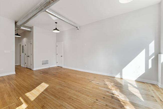 Building Photo - 4200 N Sacramento Ave