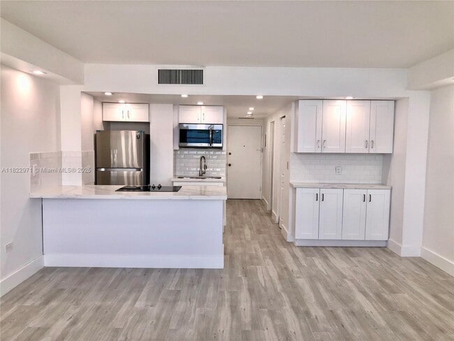 Building Photo - 905 Brickell Bay Dr