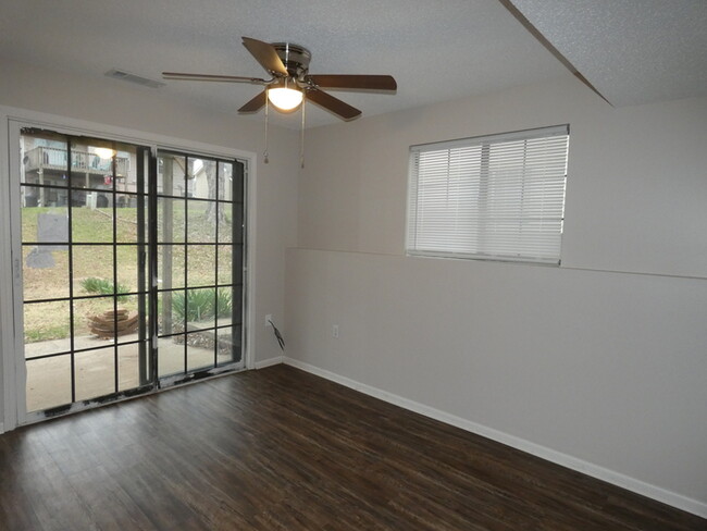 Foto del edificio - Updated Duplex in Park Hill School District!