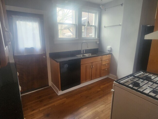 Foto del edificio - 2 Bedroom 1 bath updated Row Home