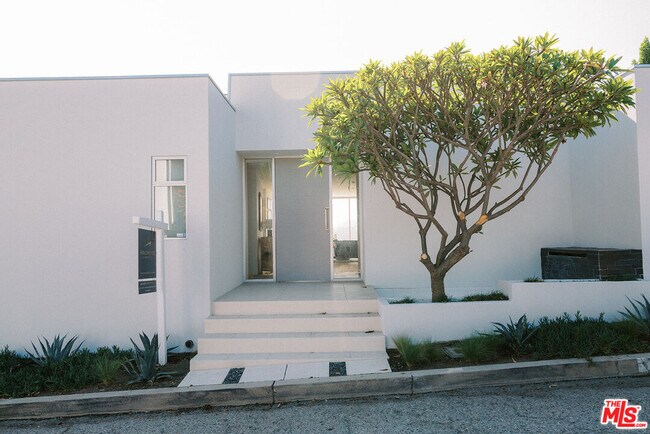 Building Photo - 7048 Macapa Dr