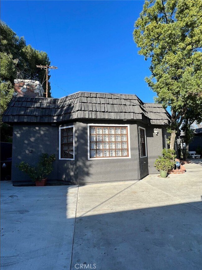 Building Photo - 15621 Vanowen St