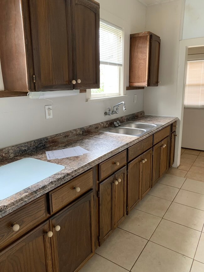 Kitchen - 1041 W Kings Hwy