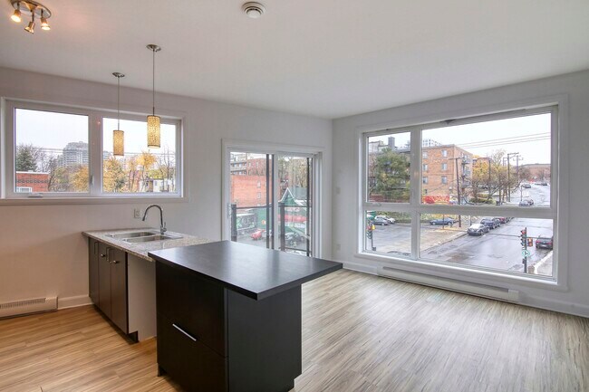 Photo du bâtiment - 6600 Av De Darlington